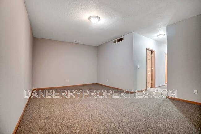 Building Photo - 1117 N Byrne Rd