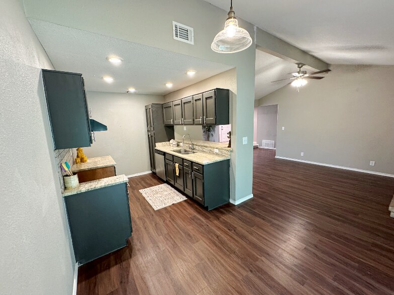 Building Photo - 8739 Glen Bluff