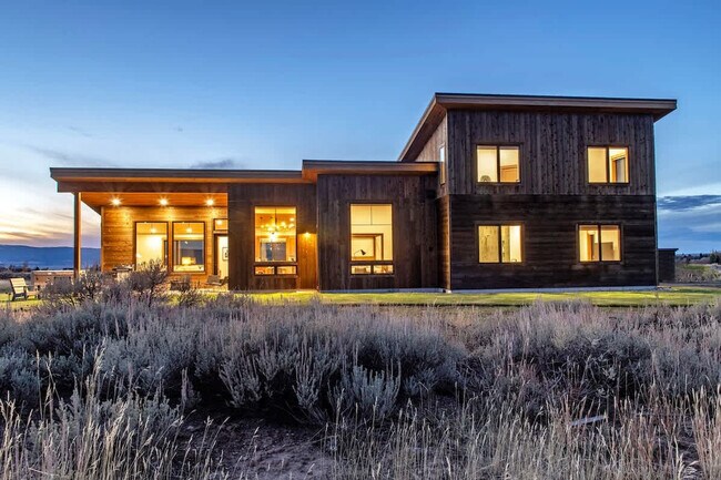 Building Photo - 3402 Alta Vista Dr