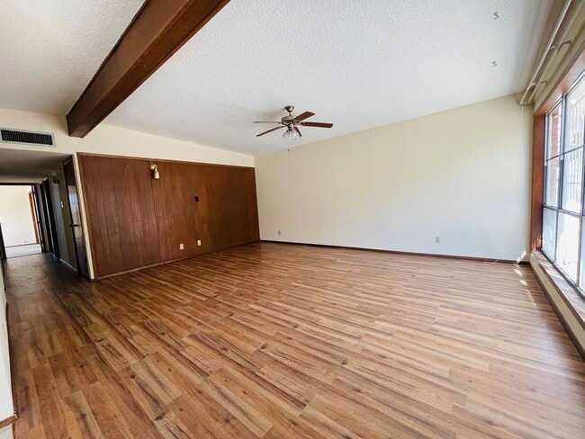 Building Photo - Westside 3 Bedroom 1.75 Bath