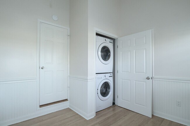 Building Photo - 3845 Sunset Ln