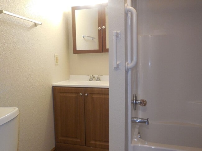 Building Photo - One Bedroom Condo with Fireplace and Stack...