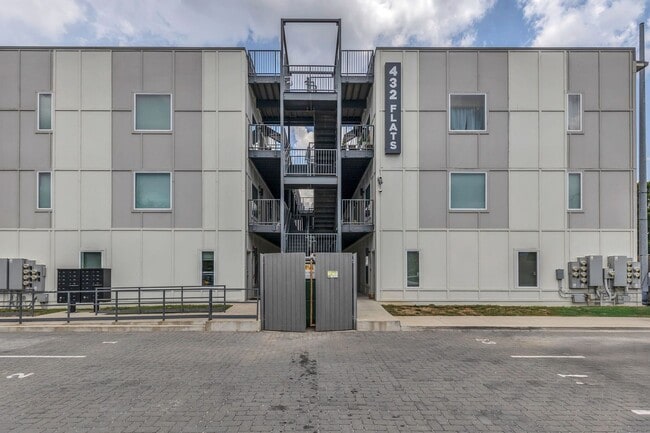 Building Photo - Simple living?  We got you.  $1150/mo wate...