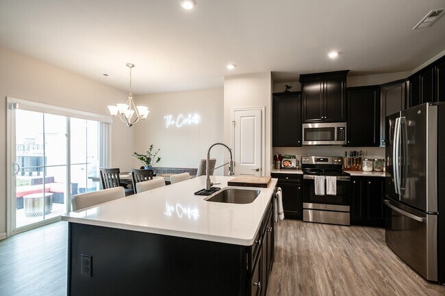 Building Photo - 1232 Savannah Ave