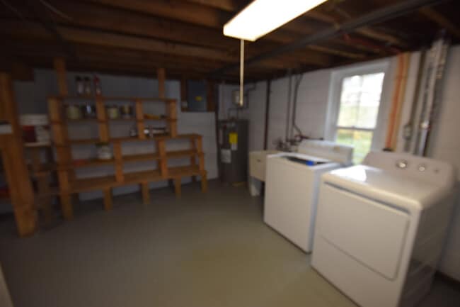 Building Photo - Professionals Only - 3 bedrooms 1 bath house