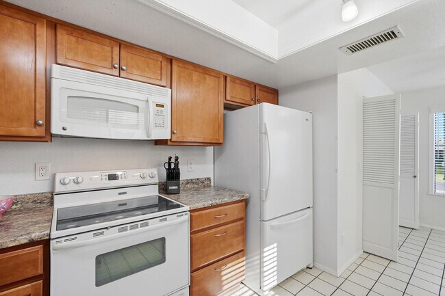 Building Photo - 650 S Arrowwood Way