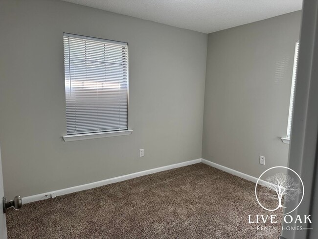 Building Photo - 706 Robin Hood Dr