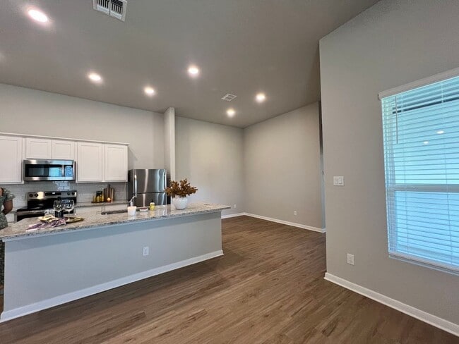 Building Photo - Want luxury living in the Far West ...Look no further...Amanda Park is it!