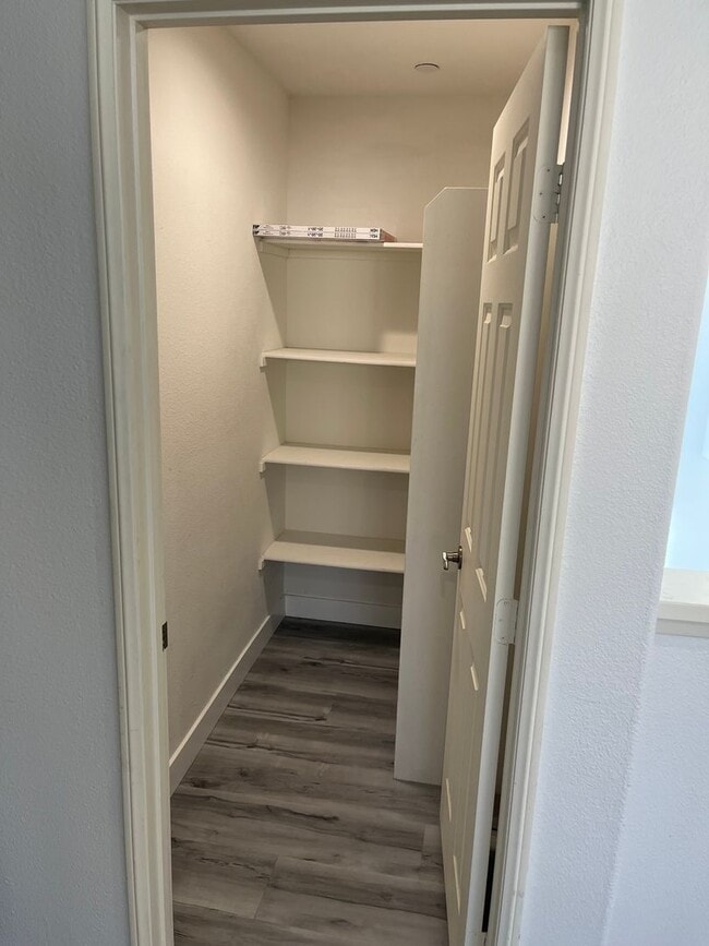 Building Photo - 4 bedroom 3bth Oak Hills area! Close to the 15 Freeway!