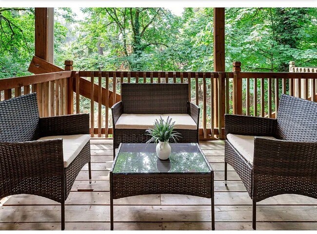 Building Photo - * FULLY FURNISHED * -3 levels, 7 bedrooms , lower level apartment with separate entrance *Home ba...