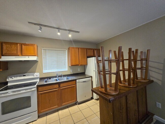 Building Photo - 2 bedroom, 2 bath/1st Floor Unit in Hawthorne Reserve