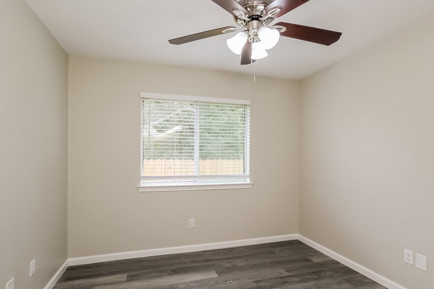 Building Photo - 1528 Glen Oaks Dr