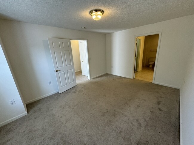 Building Photo - Move In READY! 2 bed 2 Bath with Garage! C...