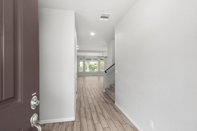 Building Photo - Beautiful 4 Bed 2.5 Bath Home Jones and Wa...