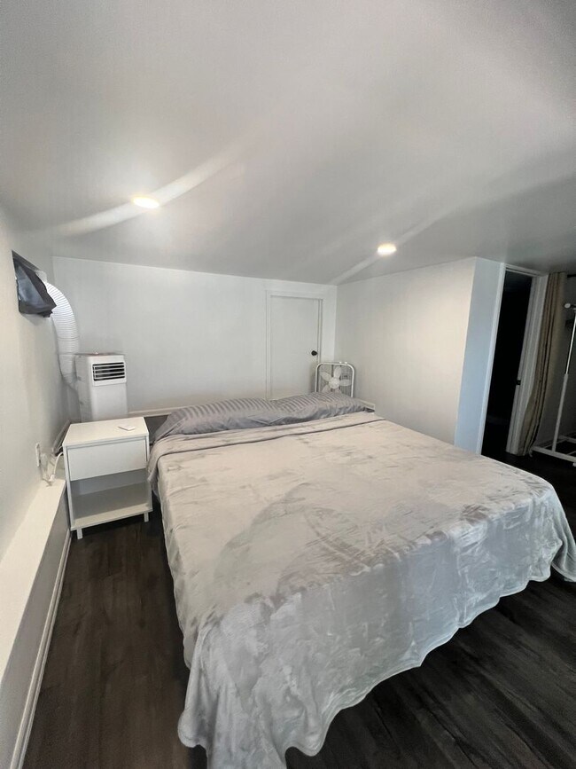 Building Photo - L2-124