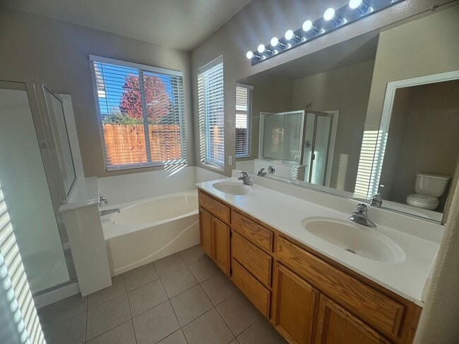 Building Photo - Spacious 4 Bedroom Home in Elk Grove