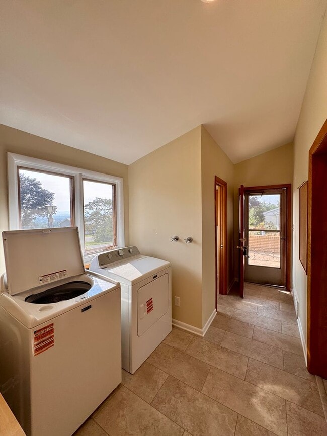 Building Photo - 221 Grandview Dr
