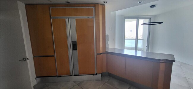 Building Photo - 2600 Island Blvd