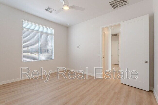 Building Photo - 6050 E Hidden Valley Dr