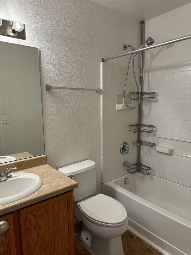 Building Photo - SPACIOUS 3BD/2.5BA TOWNHOME at THE BLUFFS ...