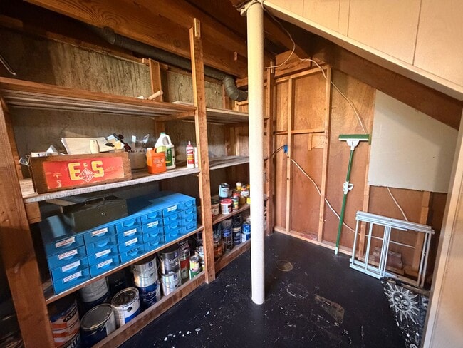 Building Photo - Hilltop Charm in Floyds Knobs – Spacious All-Brick Beauty with Room to Grow!