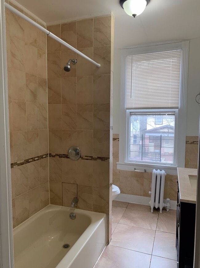 Building Photo - Single Family Home 3 beds 2 baths Newark