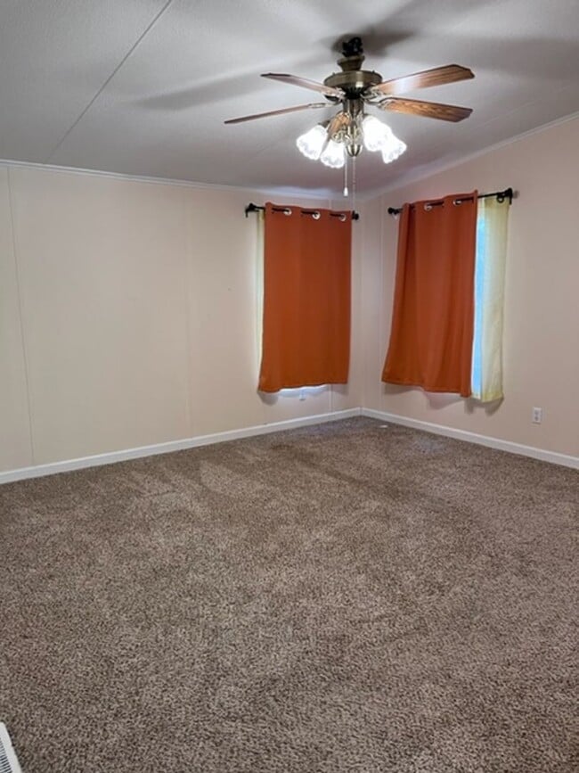 Building Photo - Large 4 Bedroom 2 bath DWMH