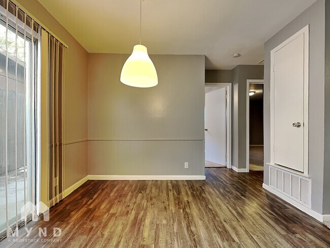 Building Photo - 1010 N Meadows Dr