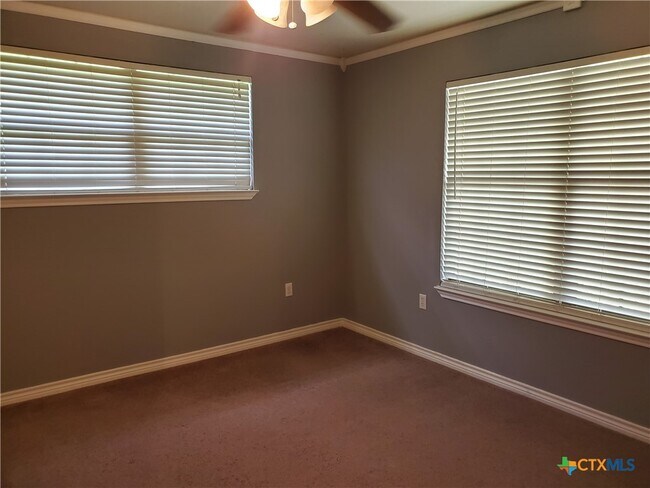 Building Photo - 136 Royal Crest Cir
