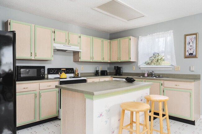 Building Photo - 2155 Shadowbrook Dr