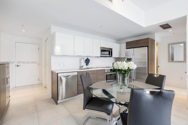 Building Photo - 1010 SW 2nd Ave