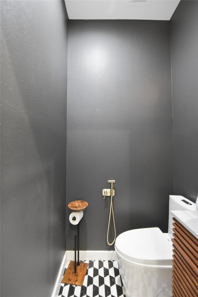 Building Photo - 529 Memorial Heights Dr