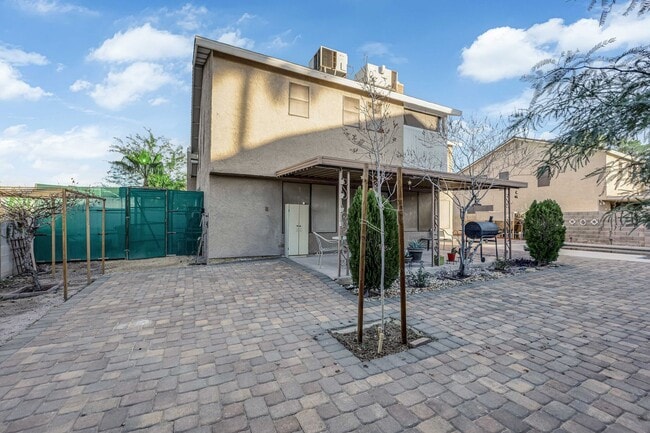 Building Photo - Beautiful 4 bed/ 3 bath POOL Home For Rent