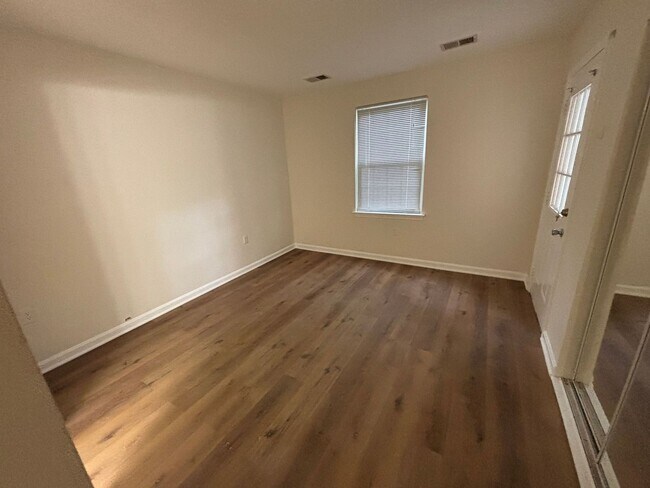 Building Photo - Updated 3Bedroom/2Bathroom - Great Location!