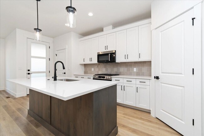 Building Photo - Brand New 3 Bed 2.5 Bath Townhouse With Many Amenities