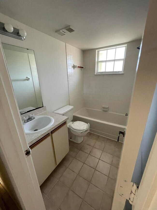 Building Photo - 1550 SE Royal Green Cir