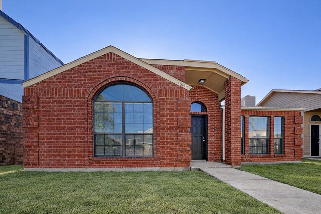 Building Photo - Charming 3 Bed Home for Rent in Dallas | Vaulted Ceilings | 2-Car Garage