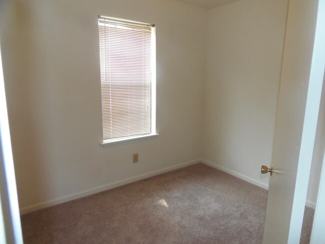 Building Photo - Charming 1 Story Brick Home