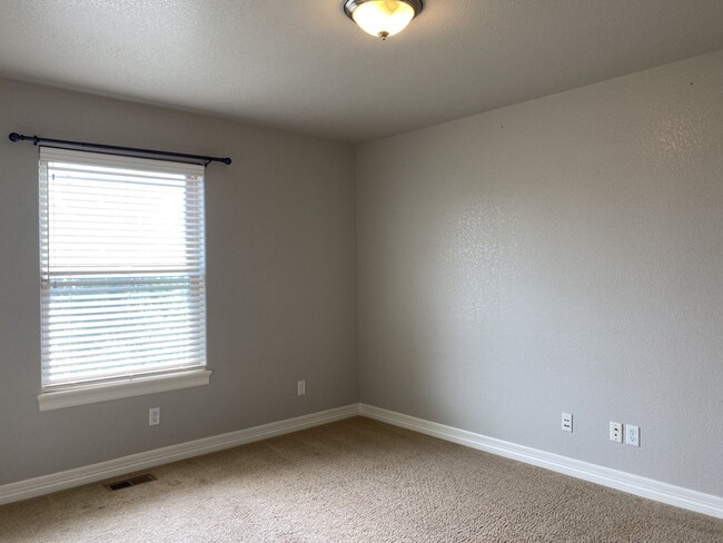 Building Photo - Start a Lease by 2/28/25 and pay $2,800 fo...