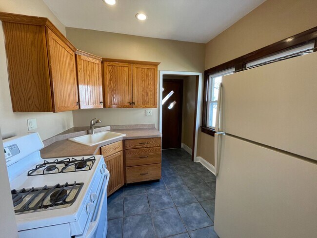 Building Photo - 2 Bed/ 1 Bath with Garage