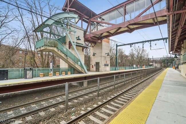 Building Photo - 44 Elm St