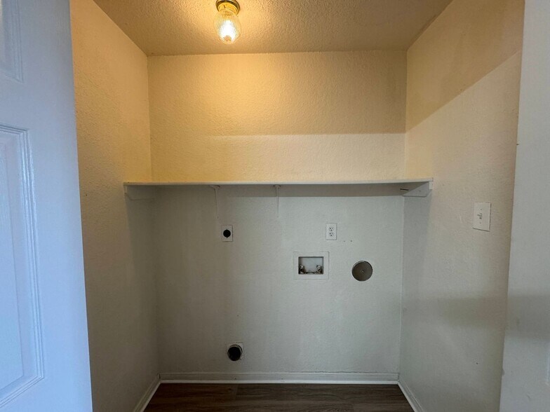 Building Photo - 1606 Dugger Cir