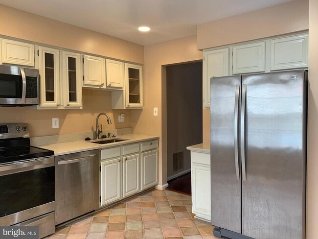 Building Photo - 3027 Mozart Dr