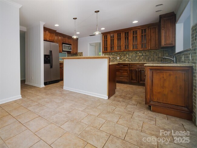 Building Photo - 1123 Lynbrook Dr