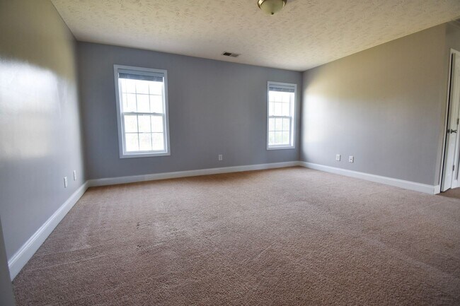 Building Photo - 4 bedroom, 2.5 bathroom Home!