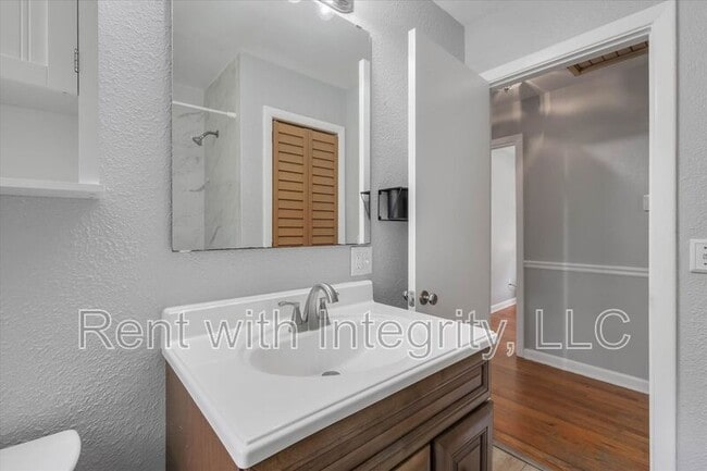 Building Photo - 1917 Sharon Rd