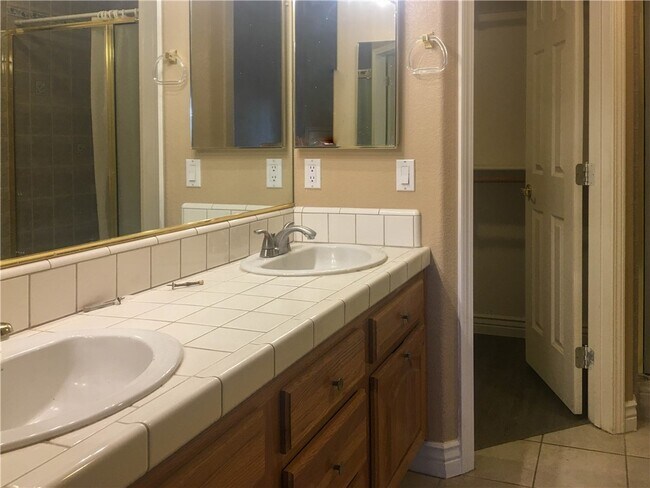 Building Photo - 5714 Desert Lakes Dr