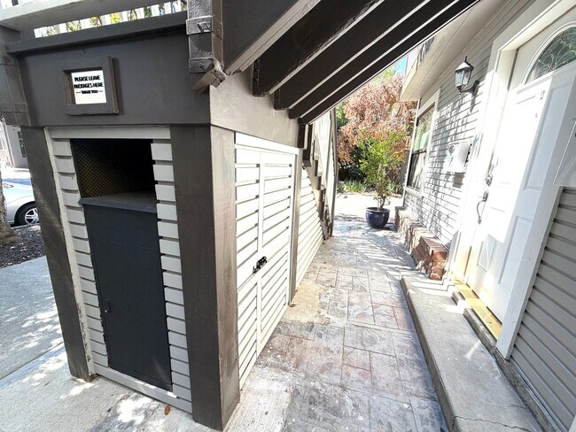 Building Photo - Beautifully Renovated Midtown Sacramento Apartment with Private Backyard Patio!