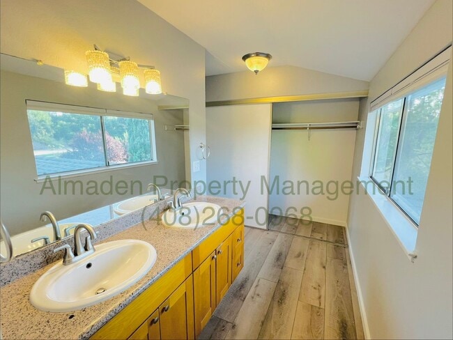 Building Photo - 1278 Oakglen Way