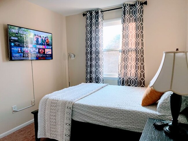 Building Photo - 2 Wimbledon Ln